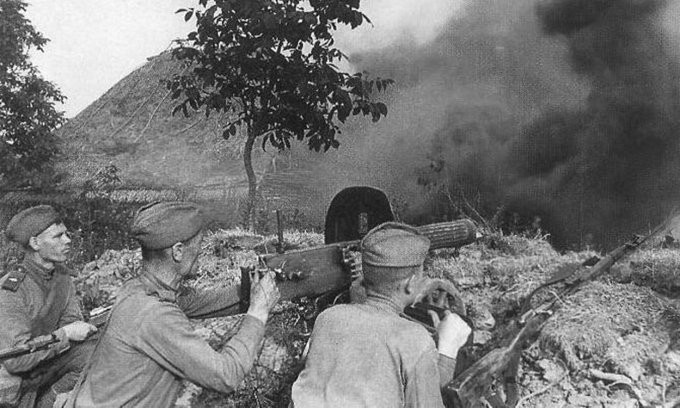 Tổ súng máy Liên Xô trong trận chiến tại vùng Kursk năm 1943. Ảnh: Wikimedia