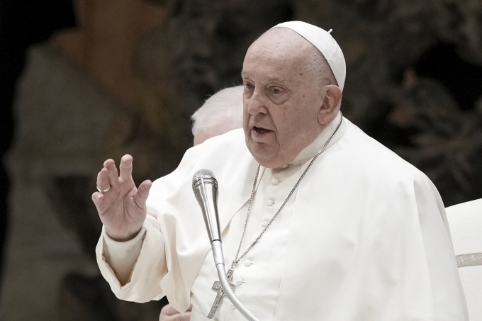 Giáo hoàng Francis ban phước trong buổi lễ ở tòa thánh Vatican ngày 21/12. Ảnh: AP