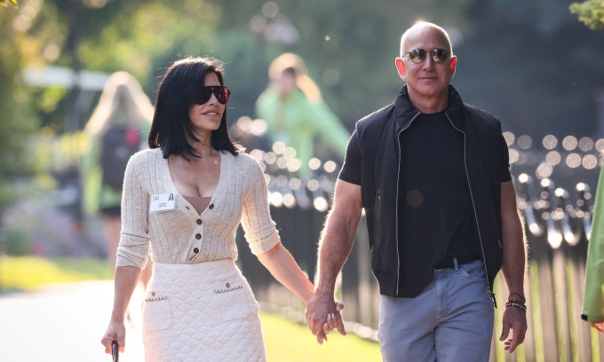 Tỷ phú Jeff Bezos và hôn thê Lauren Sanchez tại Idaho, Mỹ, ngày 10/7. Ảnh: Reuters