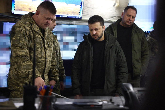 Tổng thống Ukraine Volodymyr Zelensky thăm đơn vị ở Pokrovsk, Donetsk ngày 18/11. Ảnh: AFP