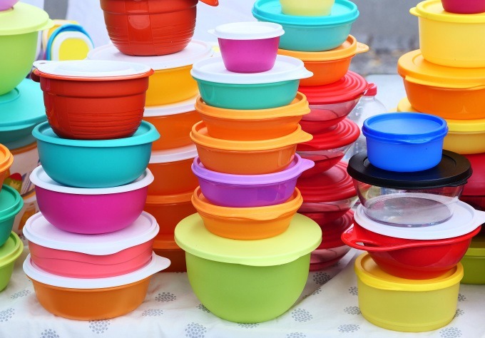 Đồ Tupperware bày biện trong một sự kiện ở Zehlendorf (Berlin, Đức). Ảnh: Reuters