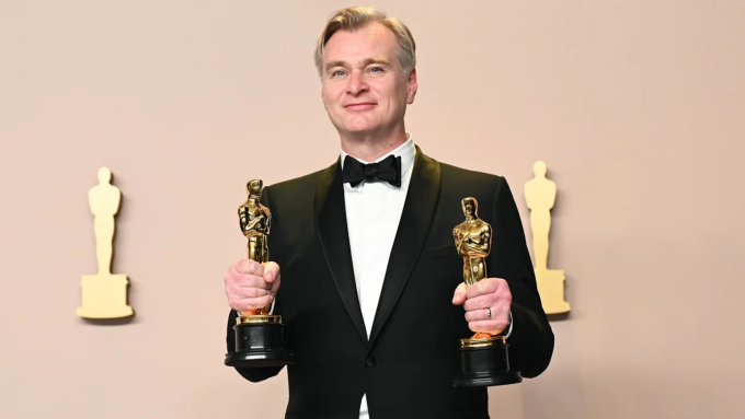 Christopher Nolan nhận hai tượng vàng Oscar 2024 hạng mục Đạo diễn xuất sắc và Phim hay nhất cho Oppenheimer. Ảnh: The Academy