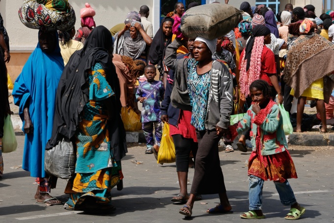 Người dân Nigeria đi nhận thực phẩm tại nhà thờ ở Asokoro, thủ đô Abuja ngày 21/12. Ảnh: Reuters