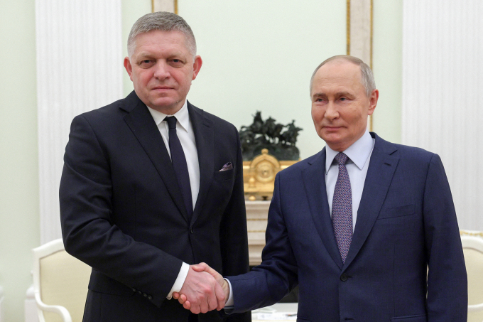 Tổng thống Nga Vladimir Putin (phải) bắt tay Thủ tướng Slovakia Robert Fico trước cuộc hội đàm tại Điện Kremlin ngày 22/12. Ảnh: Sputnik