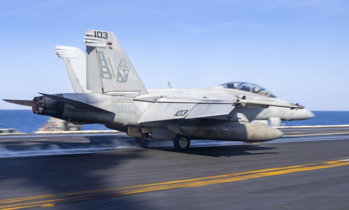 Tiêm kích F/A-18F cất cánh từ tàu sân bay USS Harry S. Truman tại Trung Đông hôm 16/12. Ảnh: US Navy