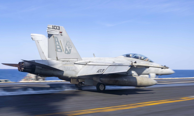 Tiêm kích F/A-18F cất cánh từ tàu sân bay USS Harry S. Truman ngày 16/12. Ảnh: US Navy