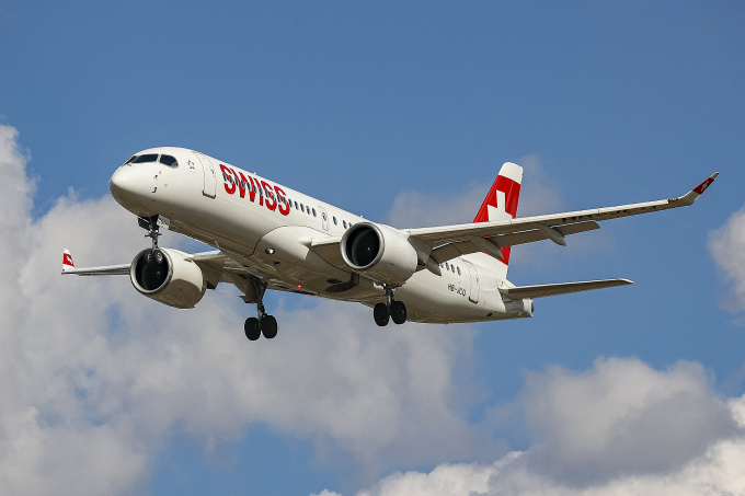 Máy bay Airbus A220-300 của hãng Swiss International Airlines trên bầu trời hồi năm 2022. Ảnh: AFP