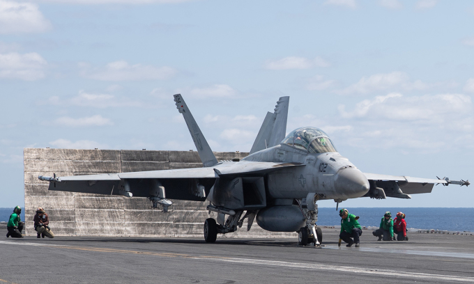 Tiêm kích F/A-18F chuẩn bị cất cánh từ tàu sân bay  USS Harry S. Truman ngày 29/4. Ảnh: US Navy