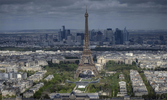 Tháp Eiffel tại thủ đô Paris, Pháp ngày 15/4. Ảnh: AP