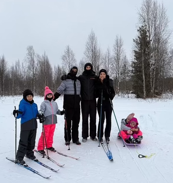 Georgina Rodrigues - bạn gái Ronaldo - và các con chơi trượt tuyết ở Lapland. Ảnh: