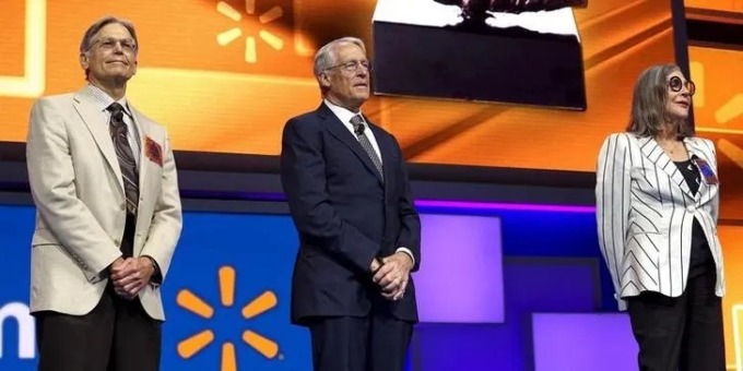 Jim Walton (trái), Rob Walton và Alice Walton tại một sự kiện của Walmart. Ảnh: Reuters