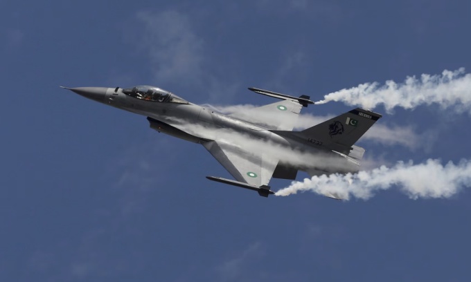 Chiến đấu cơ F-16 của không quân Pakistan bay biểu diễn ở thành phố Karachi hồi năm 2020. Ảnh: Reuters