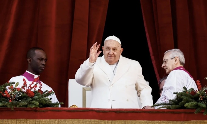 Giáo hoàng Francis đọc thông điệp Giáng sinh từ ban công chính của Vương cung Thánh đường Thánh Peter tại Vatican ngày 25/12. Ảnh: Reuters