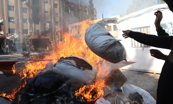 Lực lượng an ninh thiêu hủy các túi chứa ma túy, trong đó có captagon, tại thủ đô Damascus, Syria, ngày 25/12. Ảnh: AFP