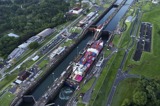 Một tàu hàng di chuyển qua kênh đào Panama ở thành phố Colon, Panama ngày 2/9. Ảnh: AP