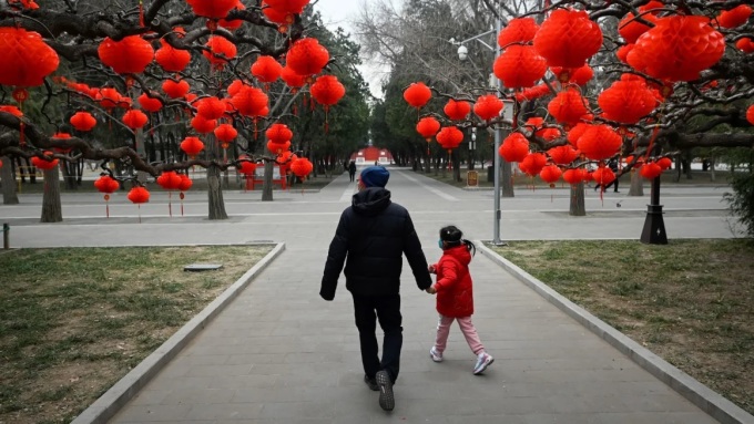 Người đàn ông và bé gái tại một công viên ở Bắc Kinh hồi tháng 1. Ảnh: AFP