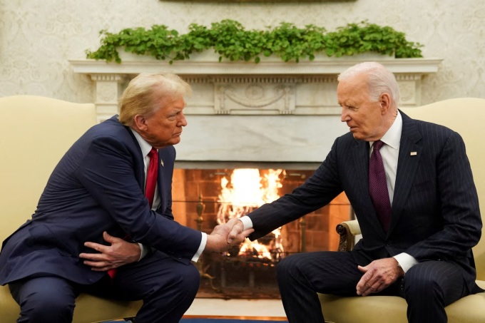 Tổng thống đắc cử Donald Trump (trái) và Tổng thống Joe Biden tại Nhà Trắng ngày 13/11. Ảnh: Reuters