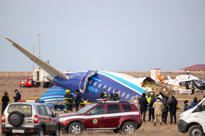 Hiện trường vụ rơi máy bay Azerbaijan Airlines ở Aktau, Kazakhstan, ngày 25/12. Ảnh: AFP