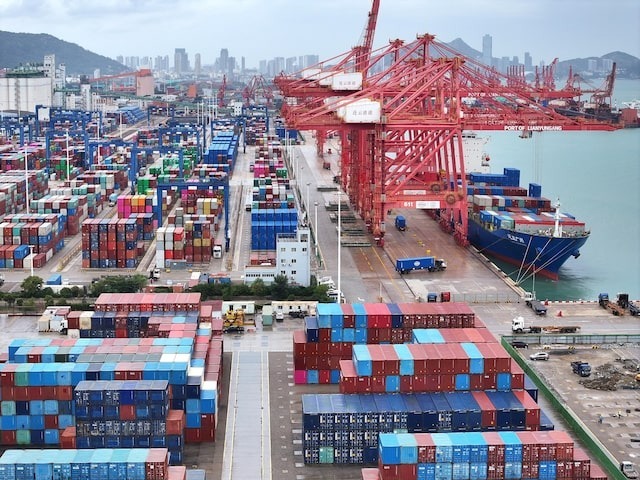 Tàu và container hàng hóa tại Liên Vân Cảng (Giang Tô, Trung Quốc). Ảnh: Reuters