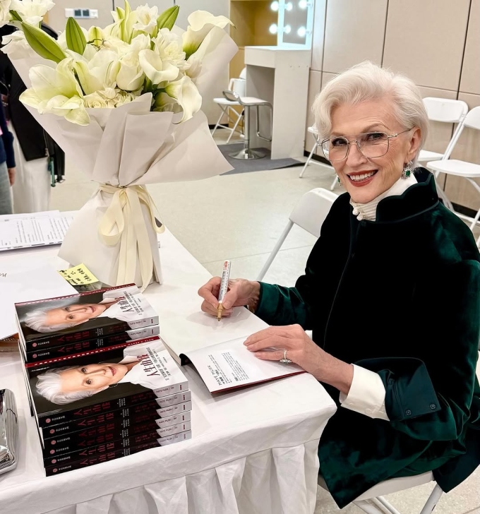 Maye Musk ký tặng sách ở Vũ Hán, Trung Quốc, ngày 11/12. Ảnh: Instagram/Maye Musk