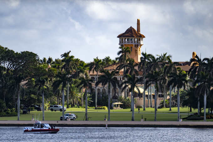 Xuồng an ninh tuần tra xung quanh câu lạc bộ Mar-a-Lago ngày 8/11. Ảnh: AFP