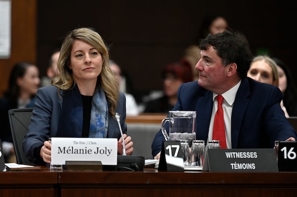 Ngoại trưởng Canada Melanie Joly (trái) và ông Dominic LeBlanc trong phiên điều trần tại Quốc hội Canada vào tháng 3/2023. Ảnh: Globe and Mail