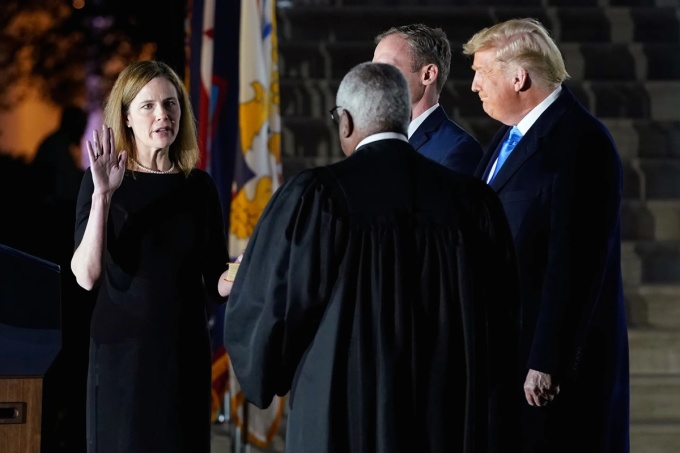 Ông Trump dự lễ tuyên thệ nhậm chức của thẩm phán Tòa án Tối cao Amy Coney Barrett tại Nhà Trắng hồi năm 2020. Ảnh: AP