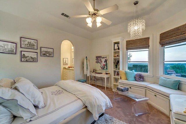 Cửa sổ lắp kính an toàn, rèm dày, giúp điều chỉnh ánh sáng và hạn chế gió lùa.