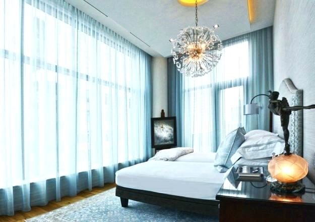 Đặt một vách nhỏ ở cuối giường để che bớt tầm nhìn hướng ra cửa sổ, giúp tạo sự riêng tư và cảm giác vững chắc khi ngủ.