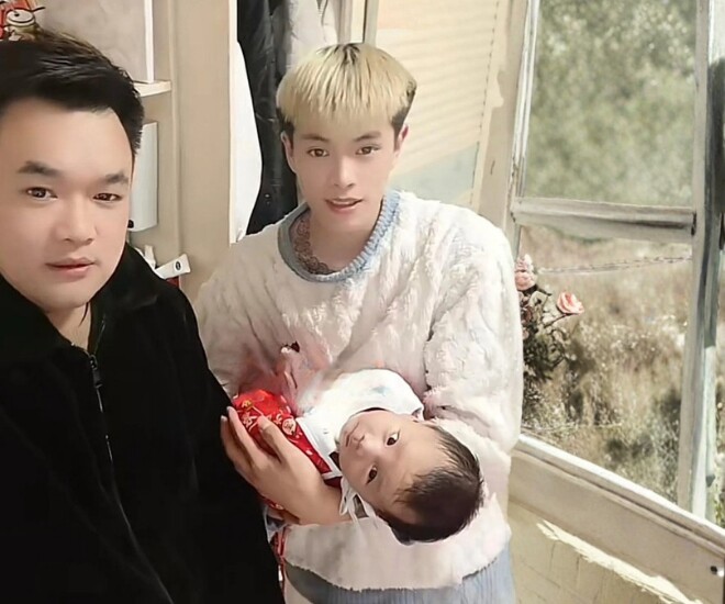 Người đàn ông 38 tuổi (áo đen) cùng con trai và cháu nội mới sinh.