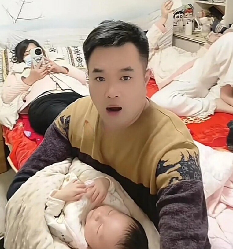 Con dâu chưa có kinh nghiệm bầu bí, chăm con, một tay bố mẹ chồng đứng ra lo liệu.