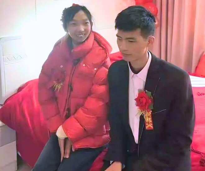 Cô gái chậm phát triển trí tuệ cười ngây thơ bên chồng mới cưới.