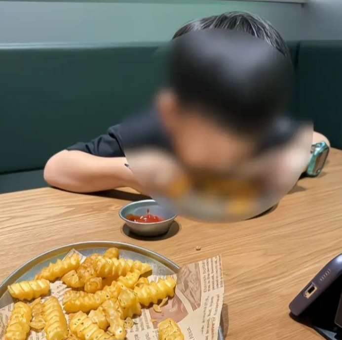 Gia đình ban đầu giấu sản phụ, nhưng sau khi cô liên tục gặng hỏi đành nói ra sự thật đau lòng.