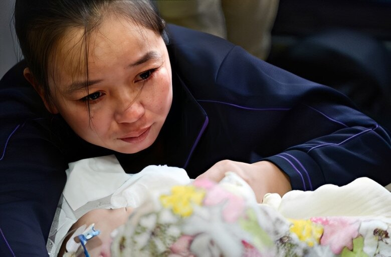 Người mẹ đứng không vững khi nghe tin dữ về con - Ảnh minh hoạ.