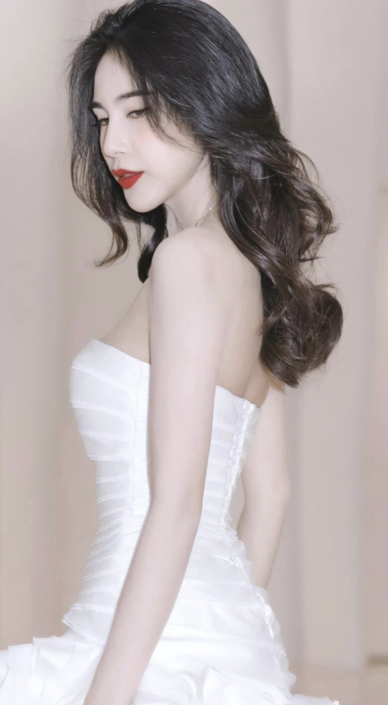 Thủy Tiên nhiều lần vướng nghi vấn dao kéo gương mặt nhưng không lên tiếng làm rõ.