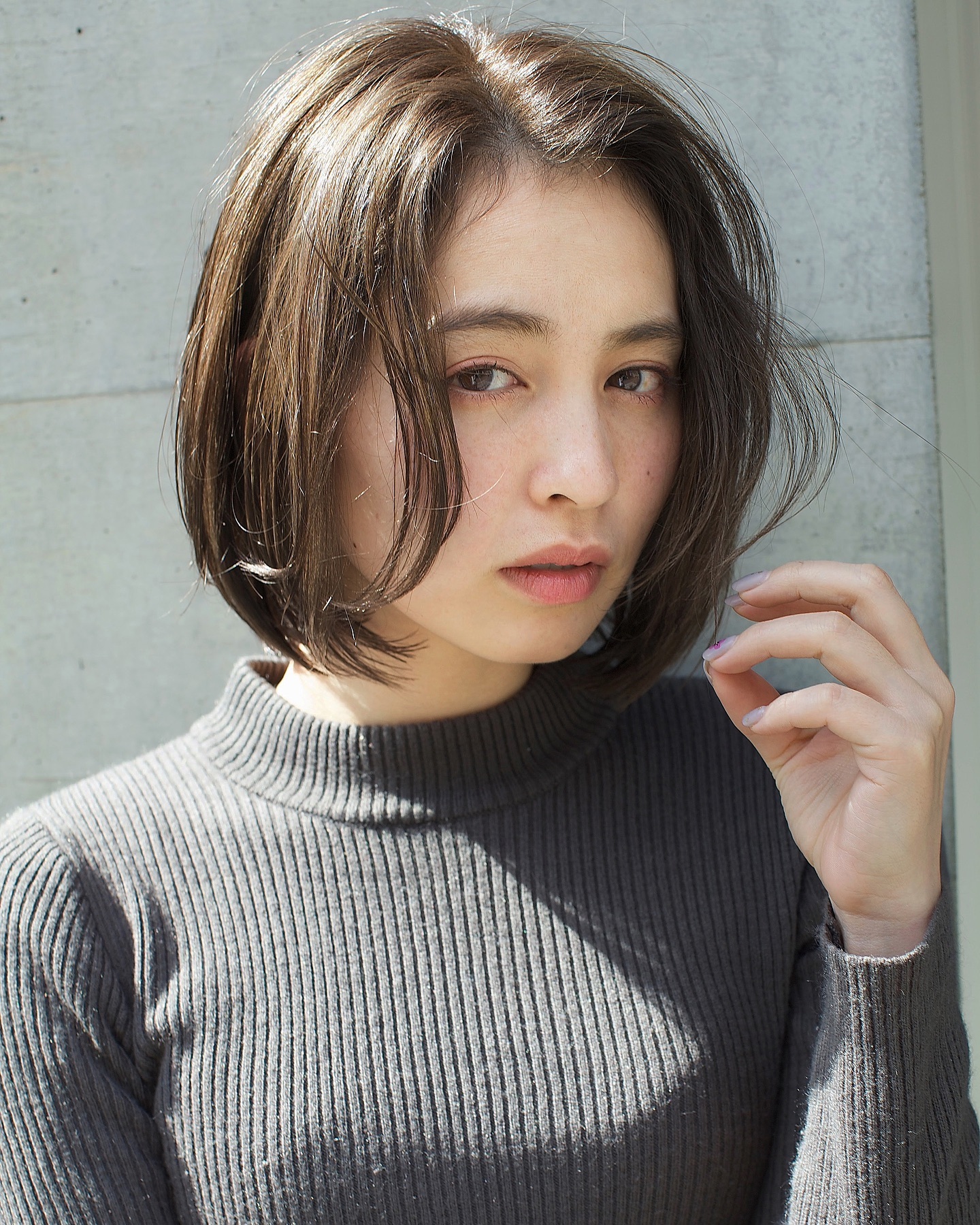 Tóc bob uốn cụp ôm nhẹ gương mặt, giúp che khuyết điểm hàm to hoặc mặt tròn, tạo hiệu ứng nhỏ gọn và thanh thoát. Kiểu tóc này rất gọn gàng, dễ chăm, đặc biệt phù hợp nàng công sở bận rộn muốn có vẻ ngoài trẻ trung, tinh tế nhưng vẫn giữ sự chuyên nghiệp.