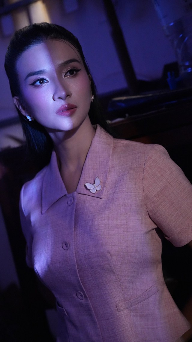 Cuối năm 2023, cô được phong tặng danh hiệu NSƯT. Kim Tuyến chia sẻ đây không chỉ là sự ghi nhận mà còn là động lực để cô “nâng cấp tinh thần, thái độ và không phụ lòng tin yêu của khán giả”.