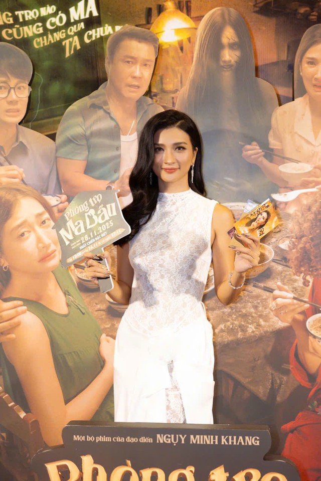 Sau khi ly hôn khi chỉ mới 22 tuổi và một mình nuôi con, Kim Tuyến từng chia sẻ đó là thời điểm cô phải làm việc liên tục để lo cho gia đình. Quyết định chia tay không được bố mẹ ủng hộ, nhưng nữ diễn viên chọn kiên cường bước tiếp.