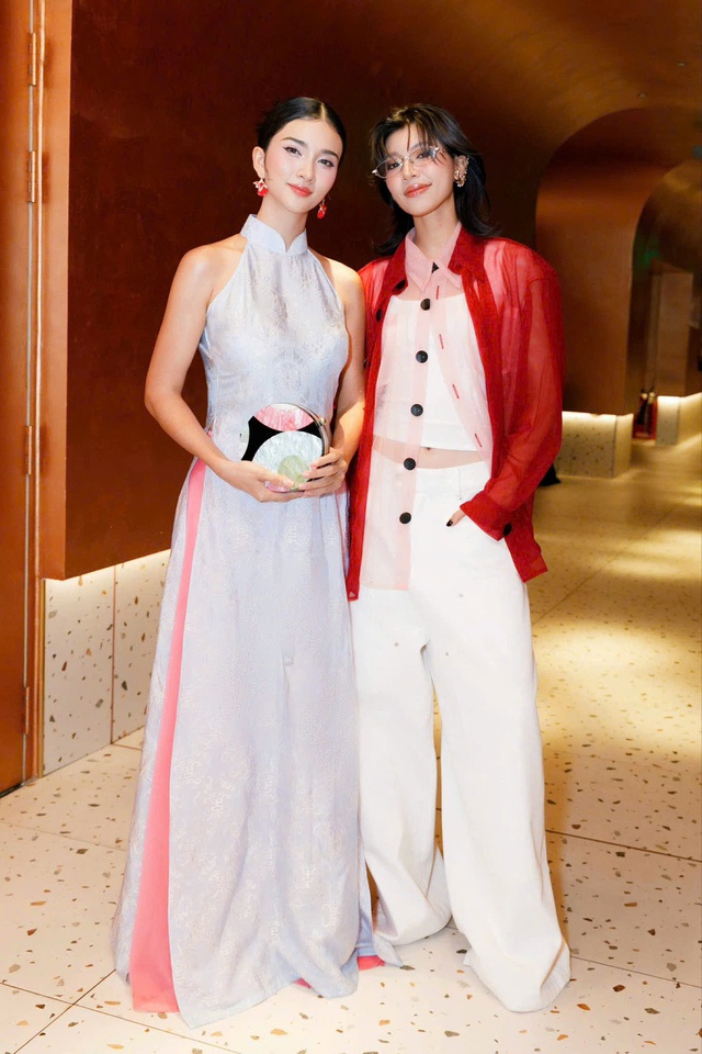 Hai người tương tác thoải mái trên mạng xã hội, xưng hô ẩn ý và nhiều lần “dính nghi vấn hẹn hò”. Trong một livestream, khi được hỏi về tình cảm, Kim Tuyến thừa nhận: “Tôi đã có người yêu”, càng làm dấy lên nhiều tò mò. Đồng Ánh Quỳnh sinh năm 1995, là Á quân The Face 2017, hoạt động mạnh ở mảng âm nhạc và phim ảnh, nổi bật với Chị đẹp đạp gió mùa 2. Dù chưa xác nhận chính thức nhưng sự thân mật giữa cả hai khiến nhiều khán giả nhận xét: Kim Tuyến không chỉ đẹp hơn mà còn sống hạnh phúc hơn ở tuổi U40 - một vẻ đẹp của sự tự chủ, trưởng thành và biết yêu thương đúng cách.