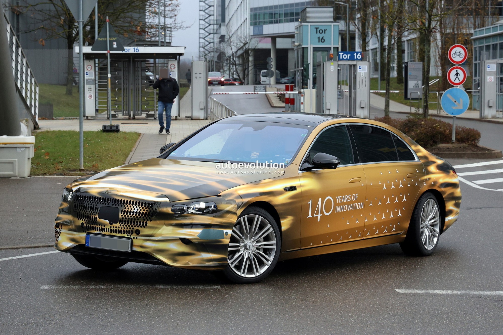 Mercedes-Benz S-Class facelift lộ diện lần đầu: Thiết kế nhiều thay đổi, nội thất có màn hình to như TV, phím bấm vật lý quay lại- Ảnh 1.