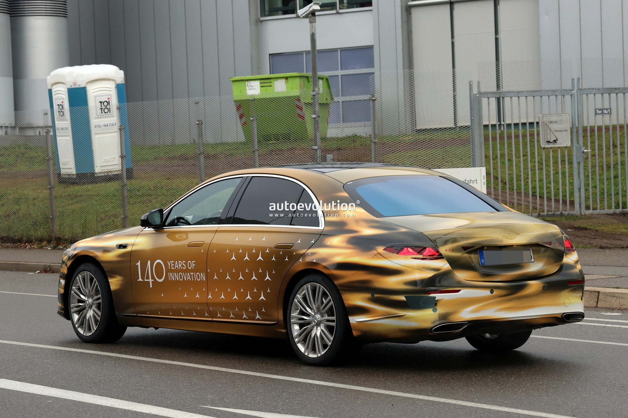 Mercedes-Benz S-Class facelift lộ diện lần đầu: Thiết kế nhiều thay đổi, nội thất có màn hình to như TV, phím bấm vật lý quay lại- Ảnh 5.