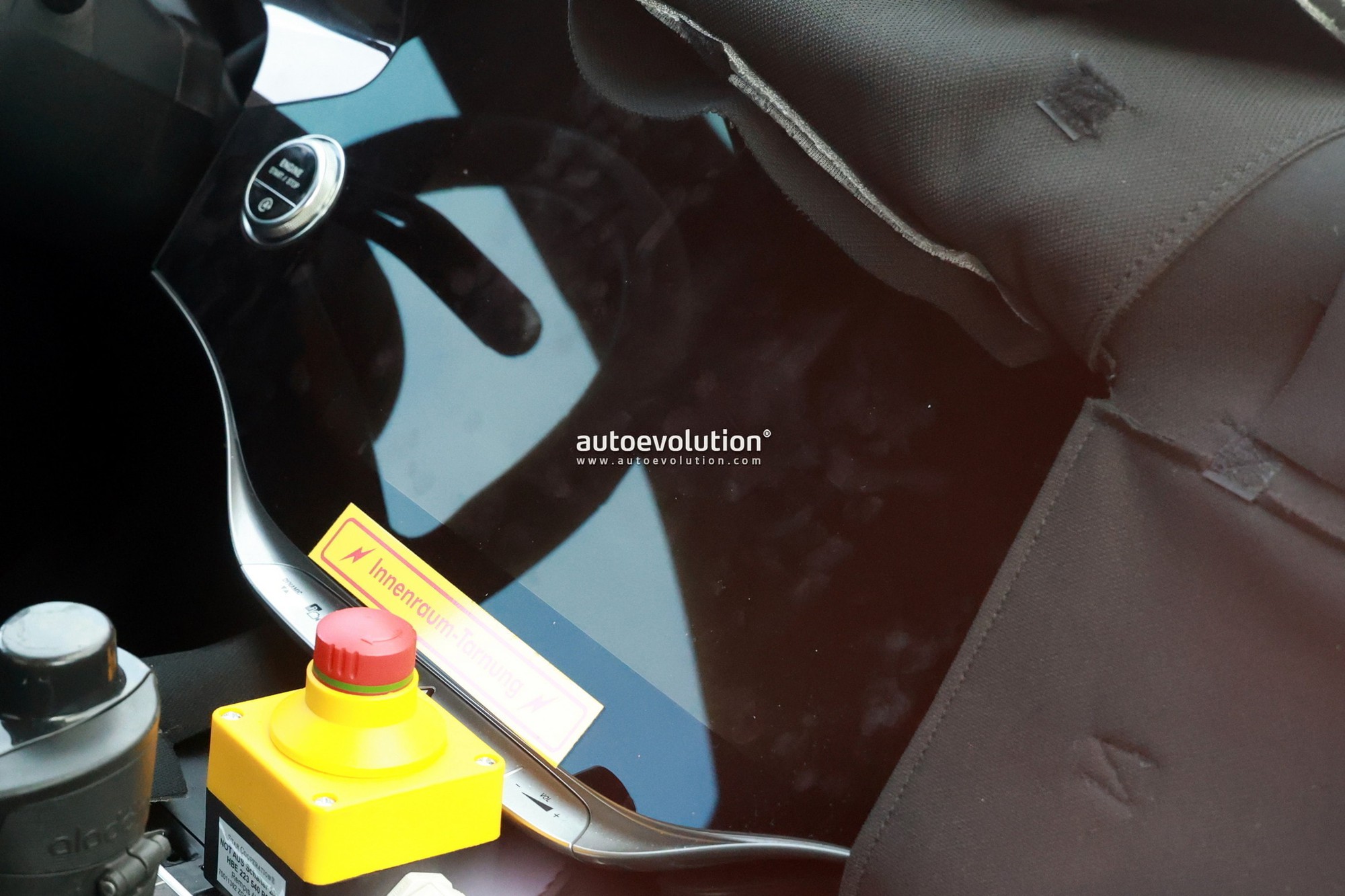 Mercedes-Benz S-Class facelift lộ diện lần đầu: Thiết kế nhiều thay đổi, nội thất có màn hình to như TV, phím bấm vật lý quay lại- Ảnh 8.