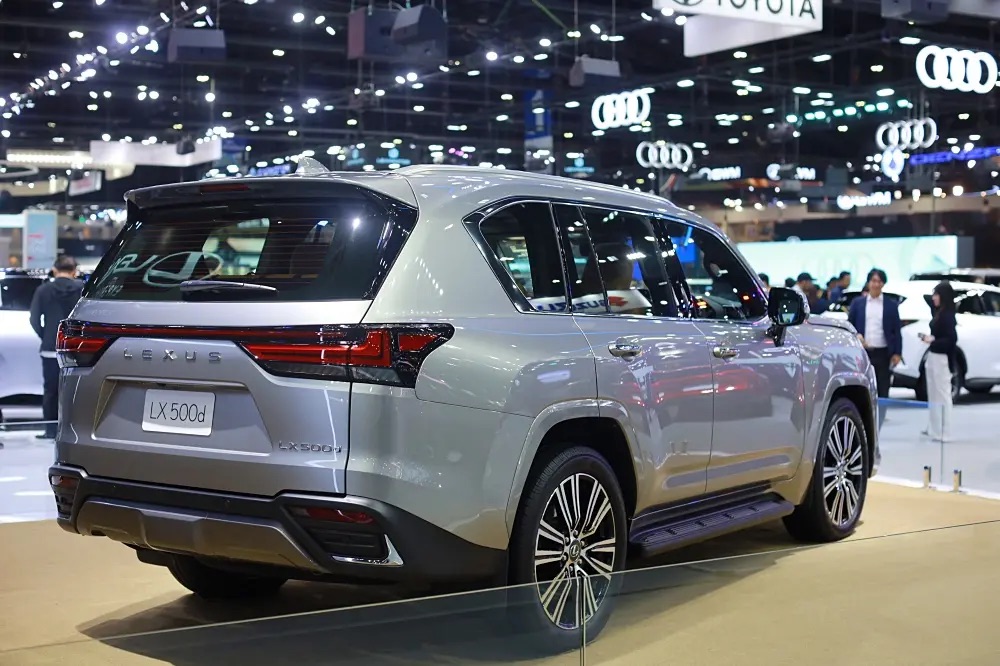 Lexus LX 500d ra mắt ĐNÁ: Giá quy đổi từ 12,3 tỷ đồng, máy dầu 3.3L mạnh 304 mã lực, về Việt Nam dễ thành hàng hiếm- Ảnh 2. Lexus LX 500d ra mắt ĐNÁ: Giá quy đổi từ 12,3 tỷ đồng, máy dầu 3.3L mạnh 304 mã lực, về Việt Nam dễ thành hàng hiếm- Ảnh 2.