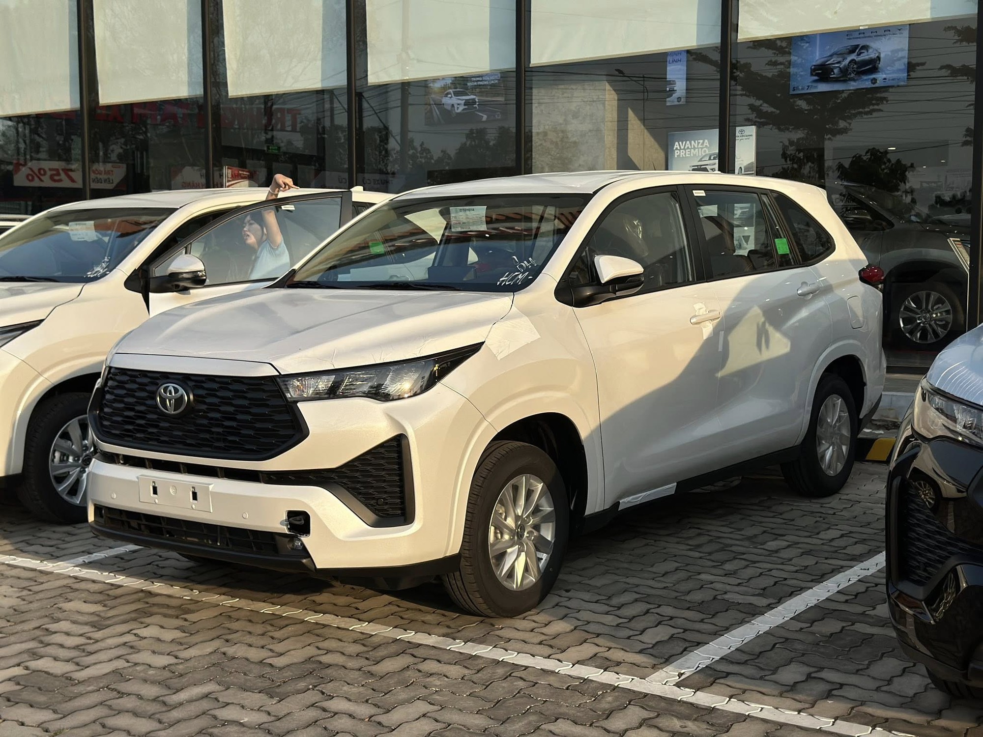 Lộ ảnh Toyota Innova Cross bản giá rẻ tại đại lý trước ngày ra mắt: Không khác nhiều bản giữa, vẫn có ghế da, phanh tay điện tử và 6 túi khí- Ảnh 2.