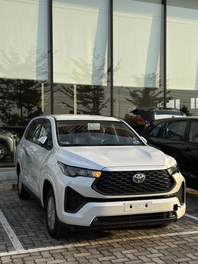 Lộ ảnh Toyota Innova Cross bản giá rẻ tại đại lý trước ngày ra mắt: Không khác nhiều bản giữa, vẫn có ghế da, phanh tay điện tử và 6 túi khí- Ảnh 4.