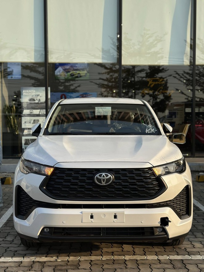 Lộ ảnh Toyota Innova Cross bản giá rẻ tại đại lý trước ngày ra mắt: Không khác nhiều bản giữa, vẫn có ghế da, phanh tay điện tử và 6 túi khí- Ảnh 5.