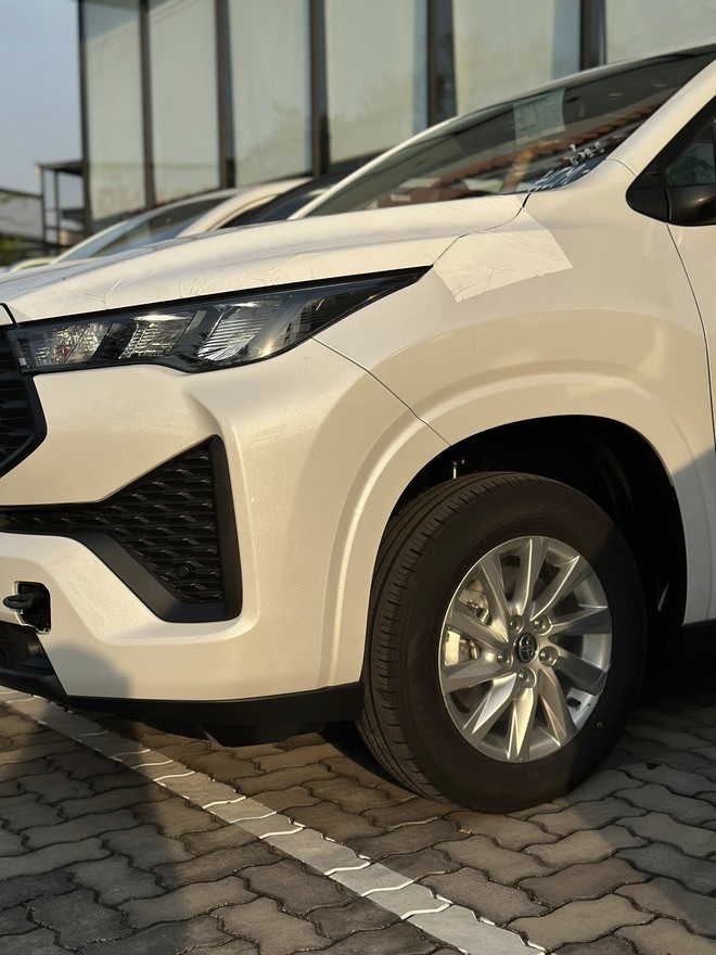 Lộ ảnh Toyota Innova Cross bản giá rẻ tại đại lý trước ngày ra mắt: Không khác nhiều bản giữa, vẫn có ghế da, phanh tay điện tử và 6 túi khí- Ảnh 6.