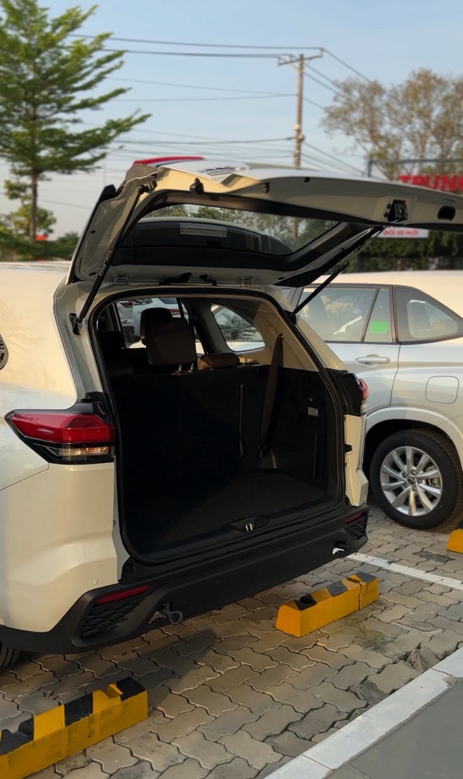 Lộ ảnh Toyota Innova Cross bản giá rẻ tại đại lý trước ngày ra mắt: Không khác nhiều bản giữa, vẫn có ghế da, phanh tay điện tử và 6 túi khí- Ảnh 7.