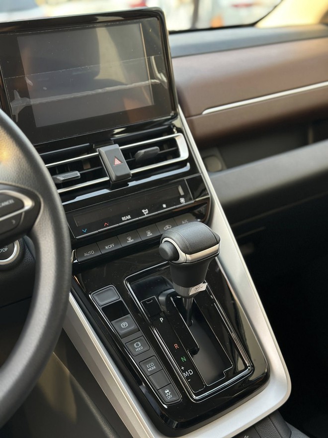 Lộ ảnh Toyota Innova Cross bản giá rẻ tại đại lý trước ngày ra mắt: Không khác nhiều bản giữa, vẫn có ghế da, phanh tay điện tử và 6 túi khí- Ảnh 8.