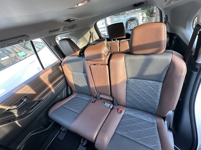 Lộ ảnh Toyota Innova Cross bản giá rẻ tại đại lý trước ngày ra mắt: Không khác nhiều bản giữa, vẫn có ghế da, phanh tay điện tử và 6 túi khí- Ảnh 9.